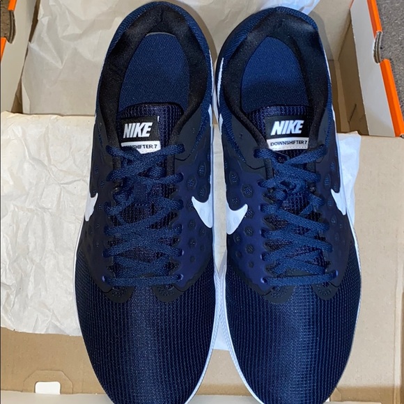 Nike - Picture 3 of 6